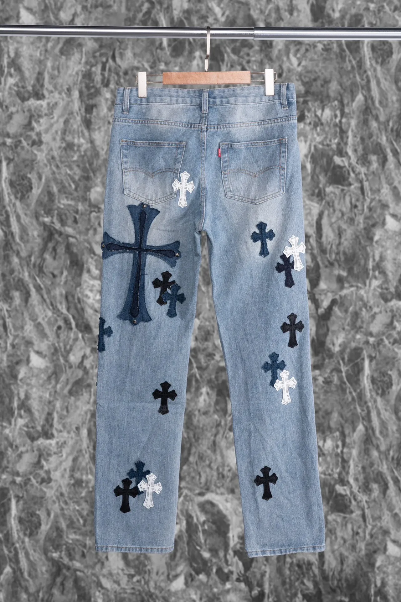 P290 [Evergreen model, top version] Chrome Hearts blue jeans, multi-leather label work jeans, ch jeans. The jeans need to be washed and then disassembled and hand-stitched with sheepskin cross leather and then spliced ​​together. The whole piece has too many craftsmanship to describe. The cabinet price is 12W+ level, patchwork cross flower embellishment, high-waisted washed jeans! ! Absolutely high-end luxury products, 6W+ level god-level items, super popular products, made with top heavy industry, a magic weapon that cannot be missed. About Kroxin This is an extremely luxurious fashion brand, which can also be called the aristocrats of the high street. It has always been an exclusive brand for some hipsters or rich second generation. Compared with ordinary high streets, it is more luxurious and noble. Compared with luxury brands, it has a more fashionable personality and has always been a brand that I have a special liking for. Style number: 1565# Color: blue Size: 28 30 32 34 36